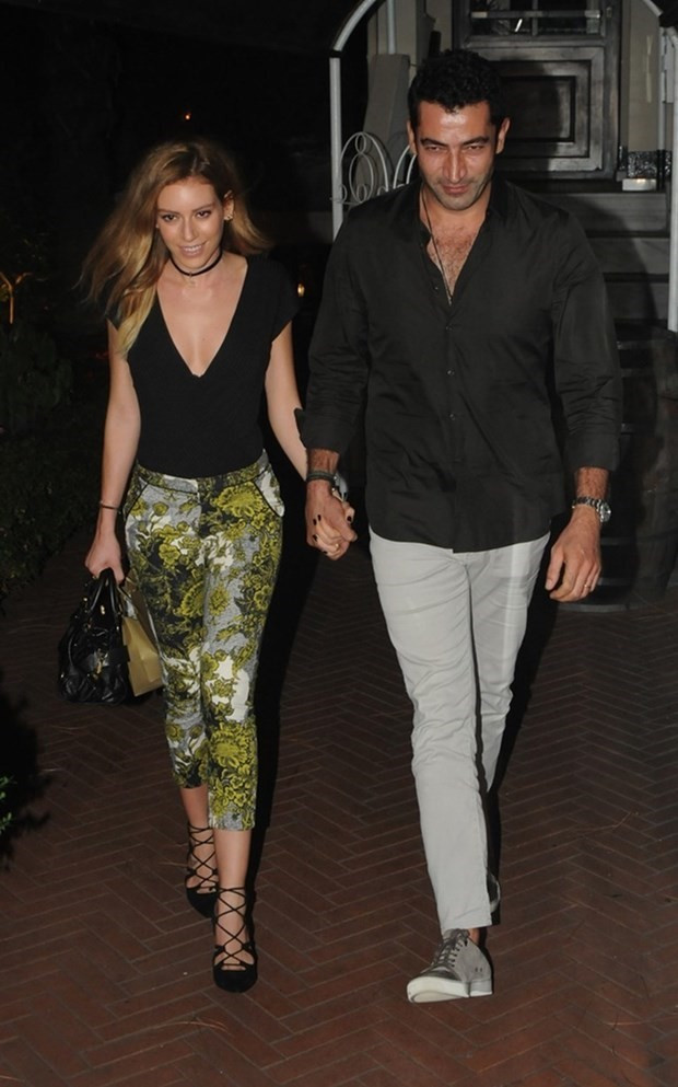 Kenan İmirzalıoğlu tatilde Sinem Kobal ile fena yakalandı - Resim: 2