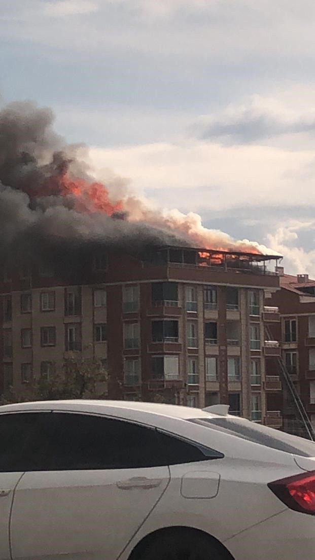 Dubleks daire alev alev yandı, bina tahliye edildi - Resim: 0