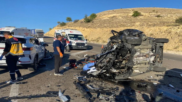Malatya'da otomobil ile hafif ticari aracın çarpıştığı kazada 4 kişi öldü - Resim: 0