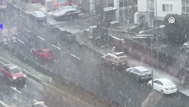 İstanbul'un bazı ilçelerinde kar yağışı etkili oldu - Resim: 0
