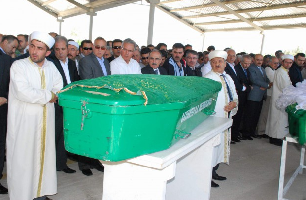 Patlamada ölen küçük Sena gelinlikle uğurlandı - Resim: 4