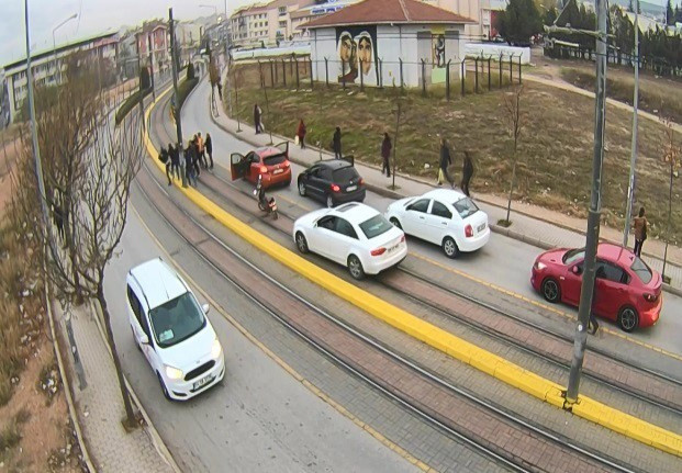 Eskişehir'de 5.5 aylık hamile kadın trafikte böyle dövüldü - Resim: 0