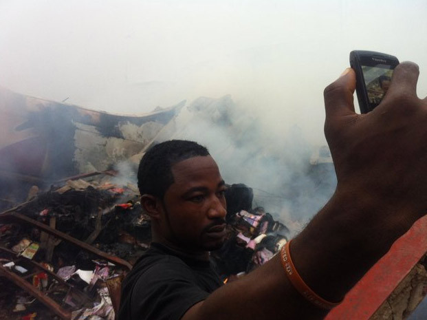 Yolcu uçağı binaya çarptı - Resim: 3