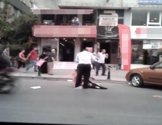 Genç kadın sokak ortasında çırılçıplak soyundu! - Resim: 1