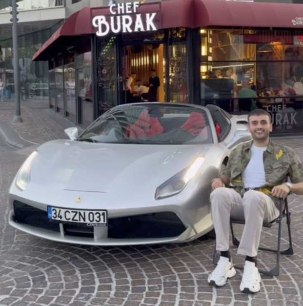 CZN Burak, çocukluk hayali olan Ferrari marka aracına kavuştu - Resim: 0