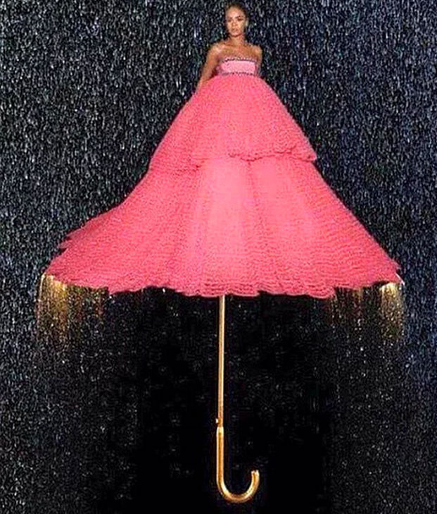 Rihanna'nın elbisesi sosyal medyaya damga vurdu - Resim: 4