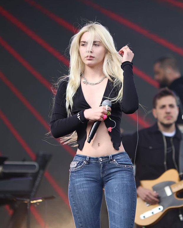 Aleyna Tilki ağzını bozdu! "Beni sahneye çıkarmıyorlar" deyip sektöre küfretti - Resim: 4