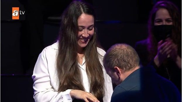Kim Milyoner Olmak İster'de evlilik teklifi eden Sihirli Annem oyuncusu çıktı bakın kim - Resim: 1