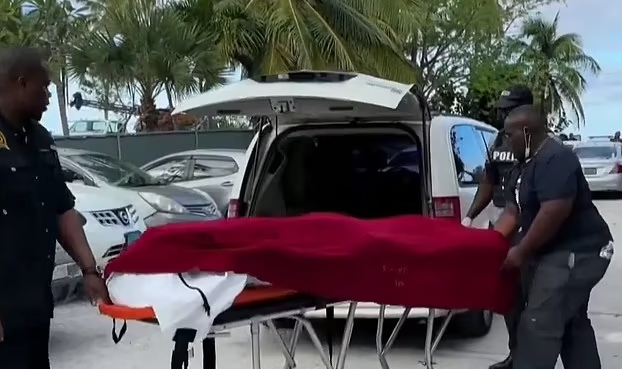 Köpek balığı denizde sörf yapan kadını kocasının gözü önünde parçaladı - Resim: 0