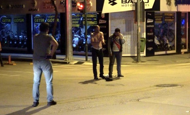 Yoldan geçen genci elindeki cam parçasıyla rehin aldı! Sebebi ise yasak aşk - Resim: 1