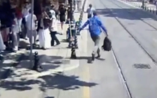 Camide namaz kılarken altın dolu çantası çalındı! Hırsız tutuklandı - Resim: 1