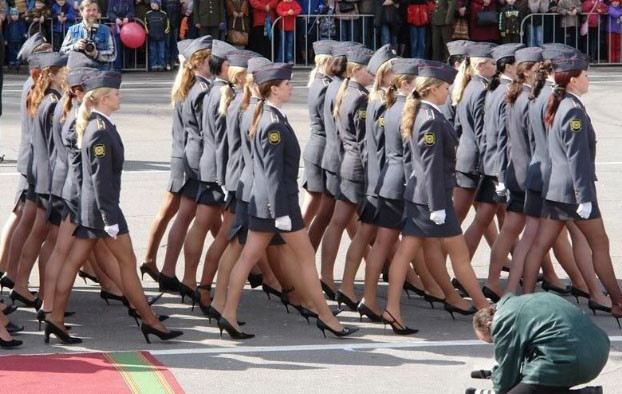 Rus kadın polisler yazı getirdi - Resim: 1