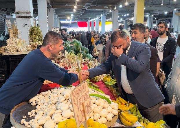 Pazarcı çıkarıp gösterdi milletvekili seçilemeyen aday gözyaşlarını tutamadı - Resim: 1