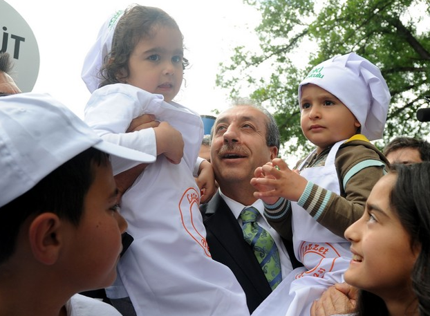 Bakan Eker çocuklarla süt içti - Resim: 4