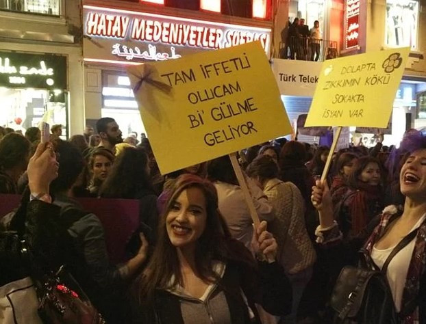 Kadınlar günü yürüyüşünden çılgın pankartlar - Resim: 4