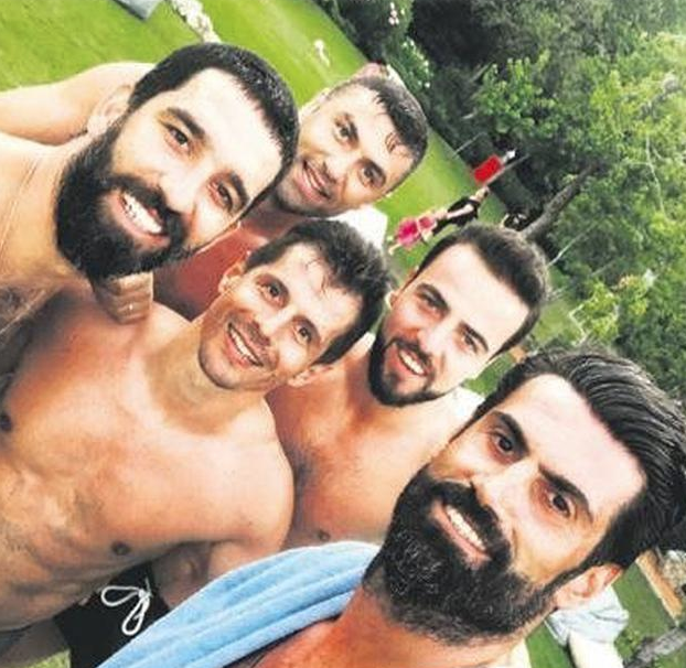 Burak Yılmaz'dan 'Arda Turan göbekli' diyenler için olay paylaşım - Resim: 1