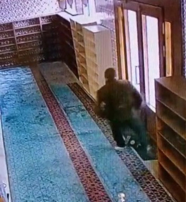 İstanbul'da camiye içki şişesiyle girip Kur'an-ı Kerim’e tekme attı - Resim: 0