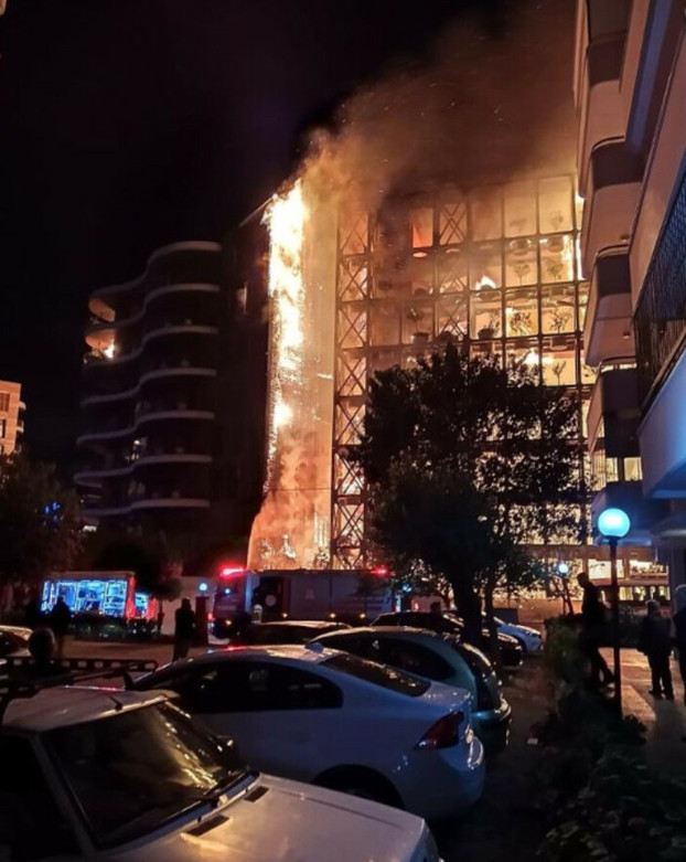 İzmir'deki bir sitede büyük yangın çıktı! Çok sayıda kişi içerdeydi - Resim: 1