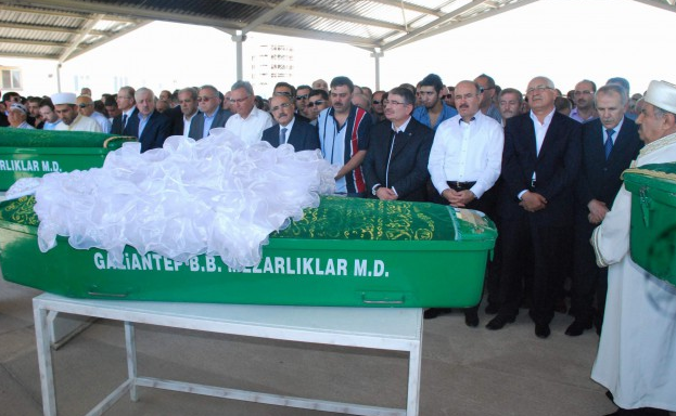 Patlamada ölen küçük Sena gelinlikle uğurlandı - Resim: 2