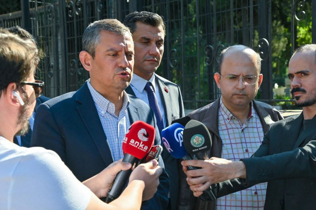 3 ameliyat geçiren CHP Genel Başkanı Özgür Özel gözlükleri attı - Resim: 0