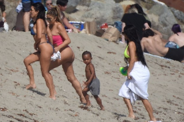 Kim Kardashian rezil olmamak için havluyu çıkaramadı - Resim: 1