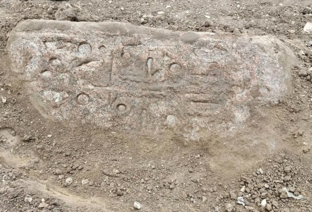 Tarlasında bulduğu pembe taşın altından binlerce yıllık tarih çıktı - Resim: 2