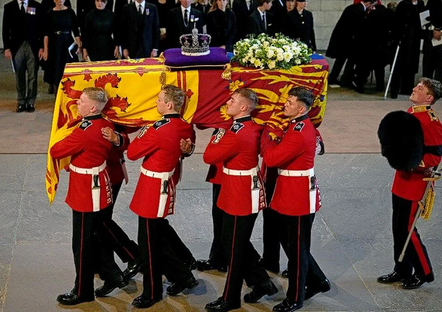 Kraliçe Elizabeth'in tabutu sır dolu! Meghan Markle casus iddiası kıyafetine gizledi! - Resim: 1