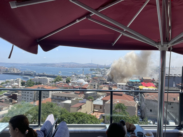 Eminönü'nde havai fişek satılan oyuncak deposunda yangın çıktı - Resim: 0