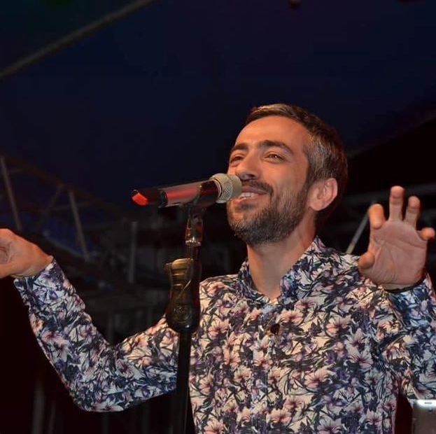 Ünlü şarkıcıdan fotoğraf çektirmek isteyen hayranına büyük terbiyesizlik!  - Resim: 1