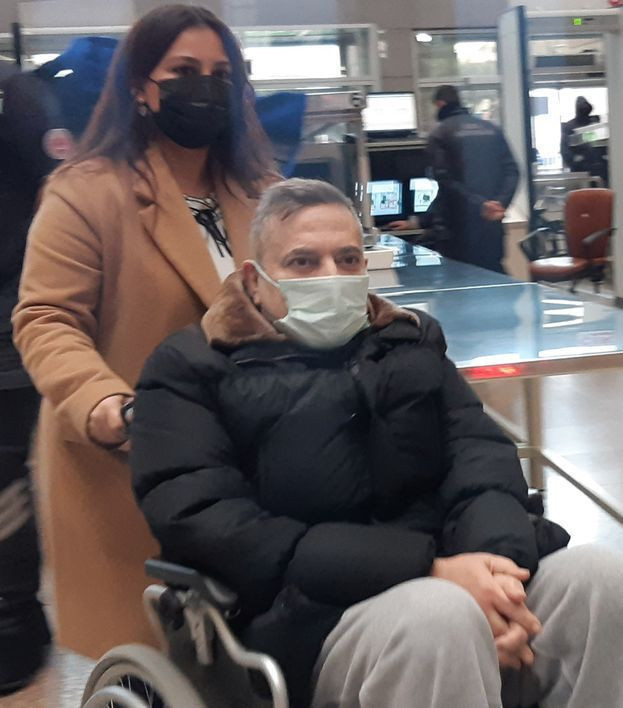 Ece Ronay ile davalık olan Mehmet Ali Erbil tekerlekli sandalye ile adliyede! - Resim: 2