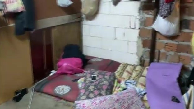 Zeytinburnu'nda kadın ve çocukları dilendiren şebekeye operasyon: 12 çocuk kurtarıldı - Resim: 1