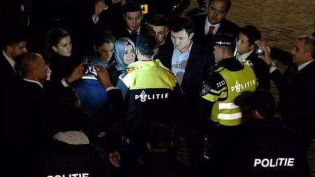 Hollanda’nın göbeğinde evet böyle kutlandı! Göğüslerini gere gere  - Resim: 1