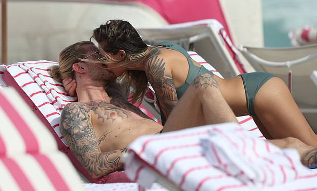 Karius güzel modelle öpüşürken yakalandı - Resim: 3