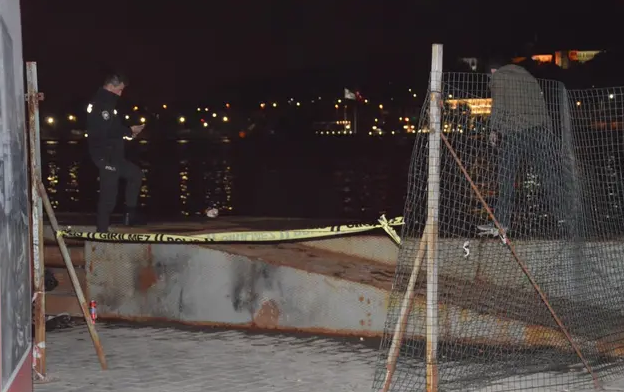 Karaköy'de her satırı korkunç olay! Tartıştığı arkadaşının boğazını şişeyle kesti! - Resim: 0