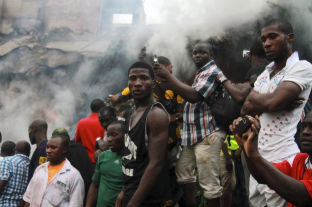 Yolcu uçağı binaya çarptı - Resim: 2