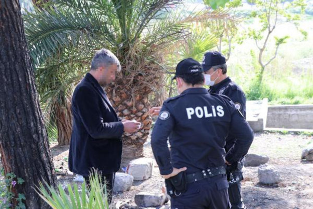 Denizli'de yasağa rağmen sokakta içki içen şahıs: Terörist değilim - Resim: 1