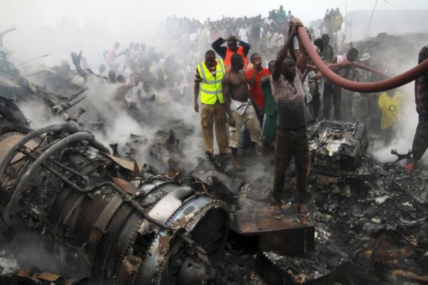 Yolcu uçağı binaya çarptı - Resim: 1