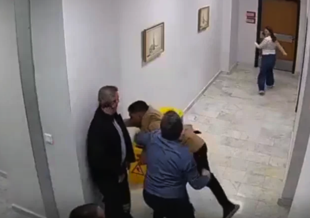 Devlet hastanesinde skandal görüntüler! Hastalar şifa beklerken bu rezalete şahit oldu - Resim: 1