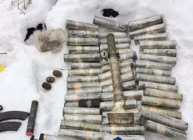 PKK sığınağında askeri kamuflaj bulundu - Resim: 4