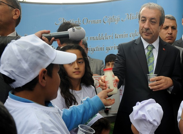 Bakan Eker çocuklarla süt içti - Resim: 2
