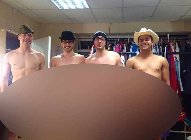 Cinsel organlarına çorap takıp çırılçıplak fotoğraf paylaştılar dünya şoke oldu ama - Resim: 3