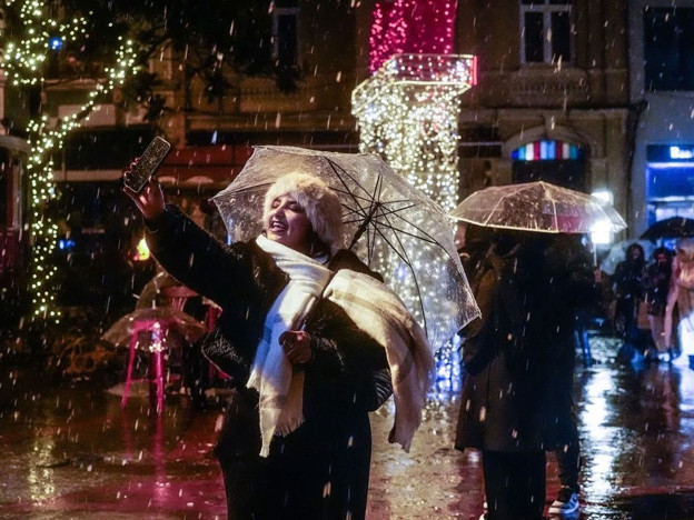 İstanbul'da beklenen kar yağışı başladı! 61 sefer iptal edildi - Resim: 1