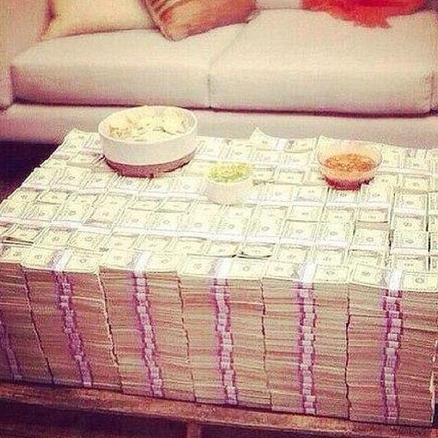 Bücür baron banknotlarla sehpa yapmış - Resim: 2