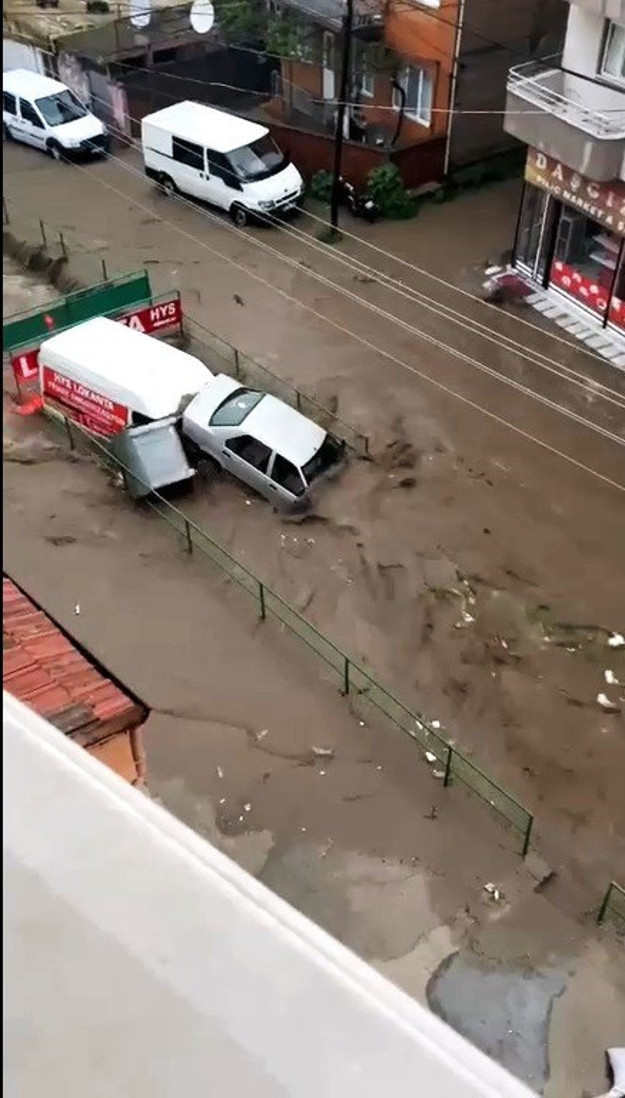 Balıkesir'i sağanak vurdu! Araçlar sürüklendi köprü ortadan kırıldı - Resim: 0