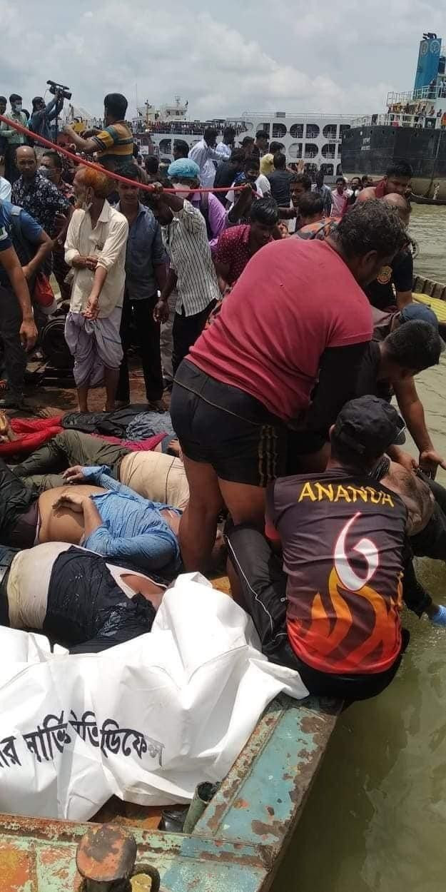 Bangladeş'te feribot faciası! İkisi kafa kafaya çarpıştı onlarca ölü ve kayıp var - Resim: 3