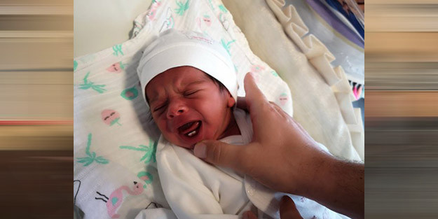 Dişli doğan bebeğin dişleri doktorlar tarafından çekildi - Resim: 0