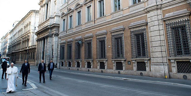 Papa Francis boş meydanı kutsadı - Resim: 0