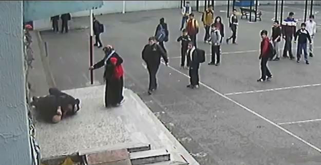 Öğrenci velisi öğretmene böyle saldırıdı! Şok görüntüler... - Resim: 3