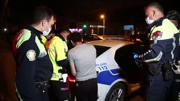 Ayakkabısız sürücü arka lastikleri olmayan otomobille trafiğe çıktı - Resim: 0