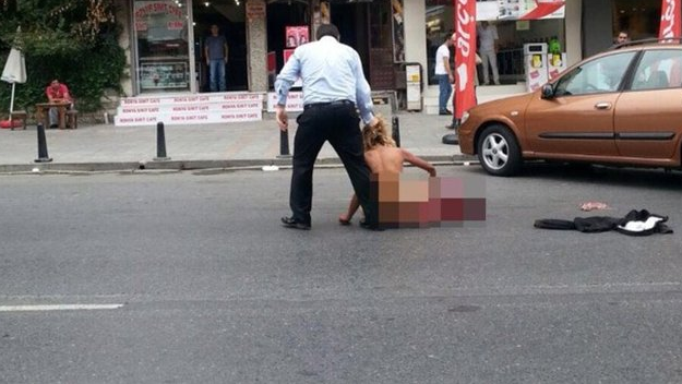 Genç kadın sokak ortasında çırılçıplak soyundu! - Resim: 2